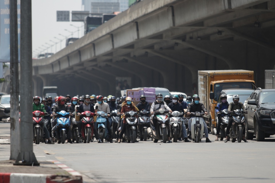 Hà Nội: Dòng xe cộ nối đuôi nhau dù chưa hết hạn cách ly - 5 Hà Nội: Dòng xe cộ nối đuôi nhau dù chưa hết hạn cách ly - 5