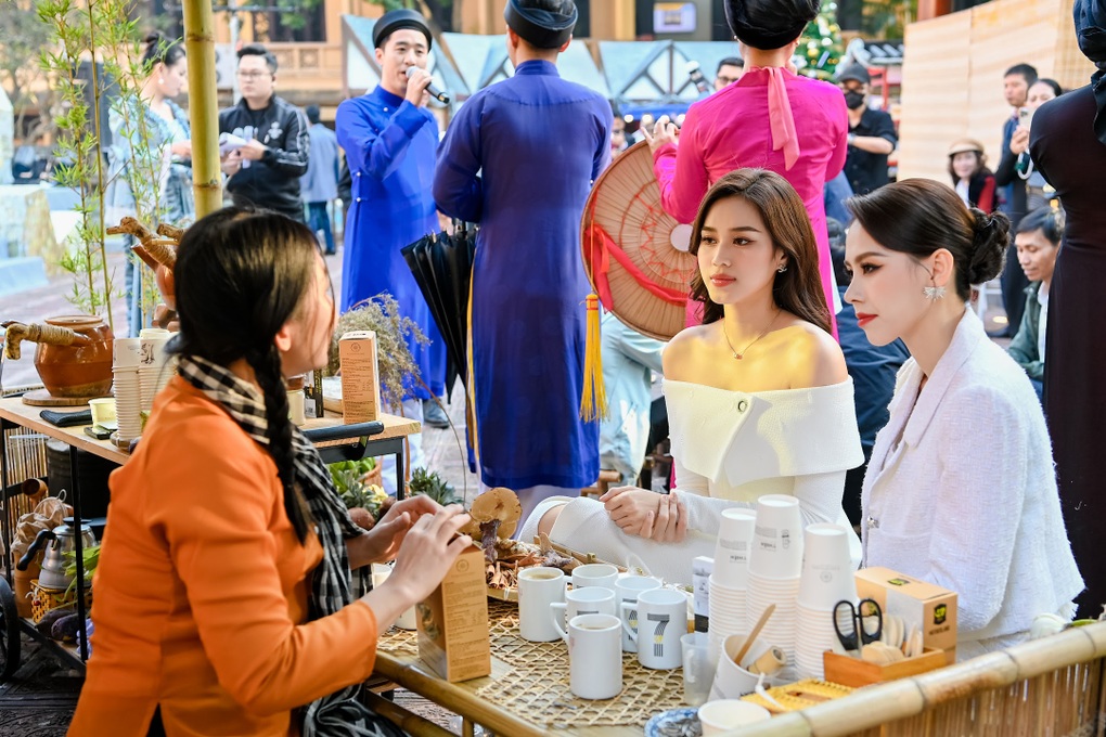 Hoa hậu, Á hậu thích thú với hương vị 3 nền văn minh cà phê - 4 Hoa hậu, Á hậu thích thú với hương vị 3 nền văn minh cà phê - 4