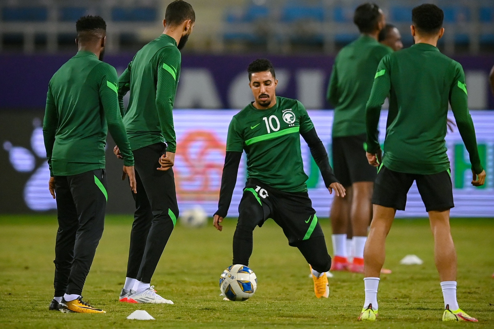 Đội tuyển Saudi Arabia chơi bóng bàn, chịu phạt búng tai trên sân Mỹ Đình - 12 Đội tuyển Saudi Arabia chơi bóng bàn, chịu phạt búng tai trên sân Mỹ Đình - 12