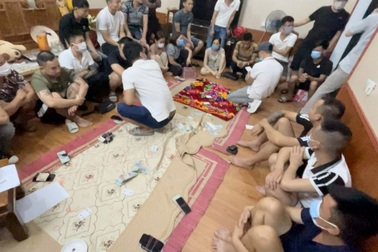 Sát phạt nhau giữa mùa dịch Covid-19, 15 con bạc bị khởi tố