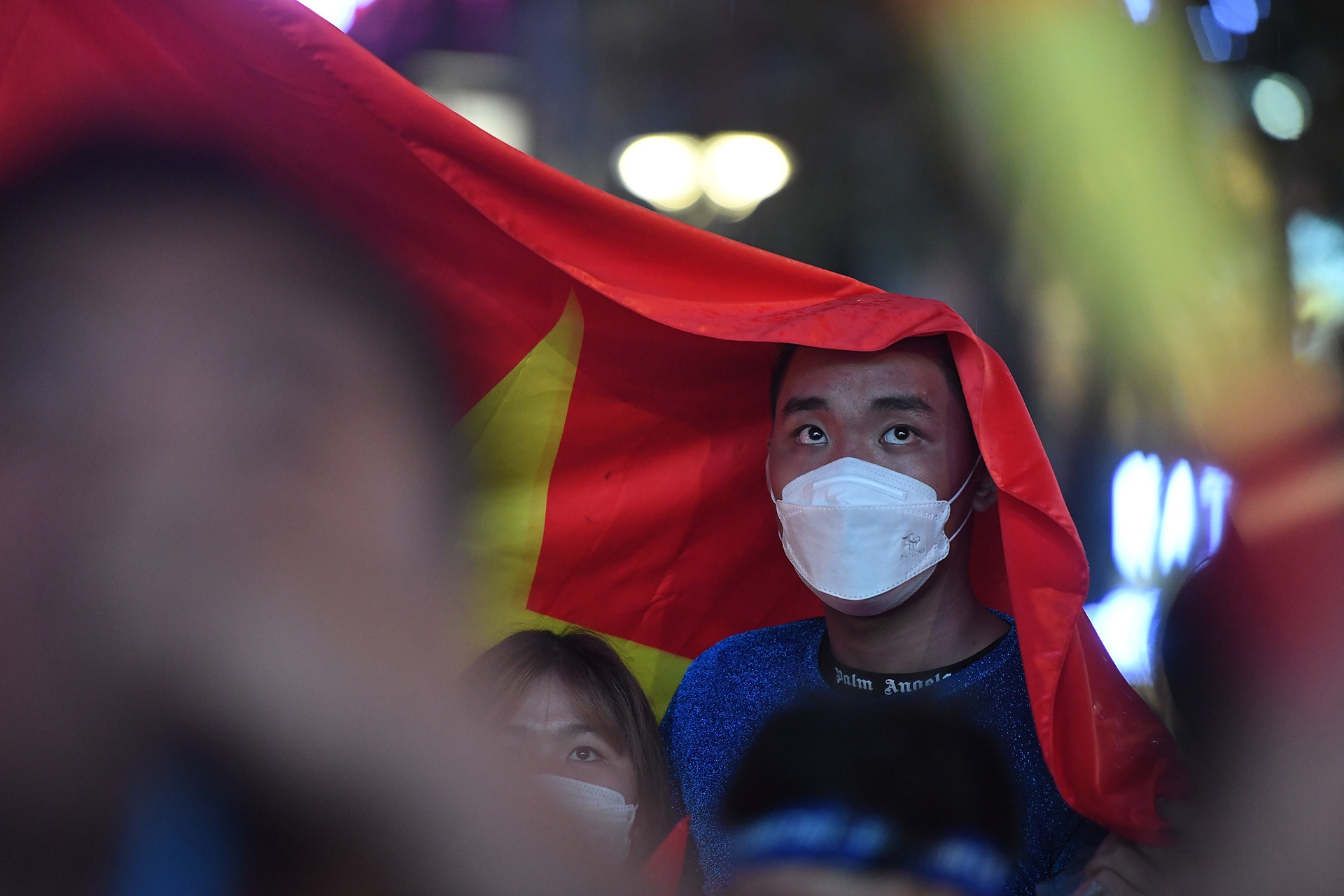 Hàng nghìn cổ động viên TPHCM đội mưa ăn mừng chiến thắng của U23 Việt Nam - 13