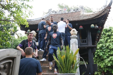 Cầu thủ Arsenal thăm lăng Bác, dạo hồ Gươm đầy “chớp nhoáng”