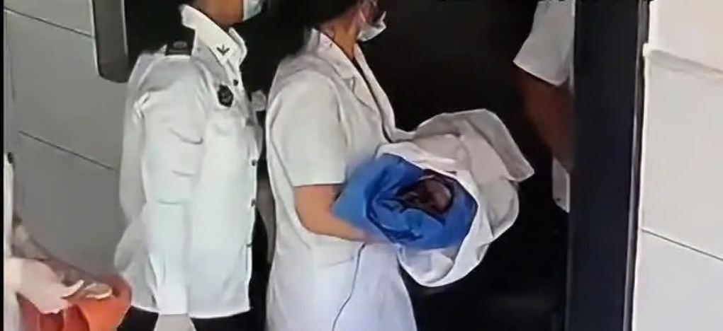 Người phụ nữ đến bệnh viện vì đau bụng, bất ngờ sinh một bé trai 2,5kg - 1 Người phụ nữ đến bệnh viện vì đau bụng, bất ngờ sinh một bé trai 2,5kg - 1