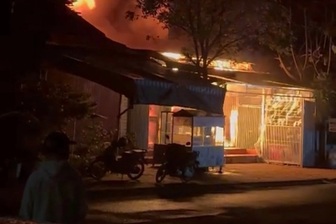 Cháy cửa hàng tạp hóa, hai mẹ con thương vong