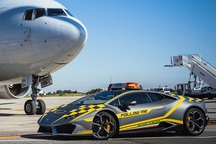Sân bay Ý chơi trội bằng siêu xe Lamborghini Huracán chạy dẫn đường