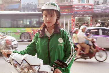 Nữ xe ôm xinh đẹp khiến cộng đồng mạng rần rần tìm kiếm