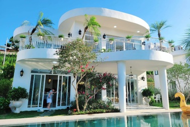 Cận cảnh nhà mới được ví như lâu đài của Mạnh Trường