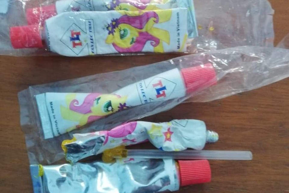 Cận cảnh loại keo bong bóng khiến nhiều học sinh tại Quảng Bình bị ngộ độc - 2 Cận cảnh loại keo bong bóng khiến nhiều học sinh tại Quảng Bình bị ngộ độc - 2