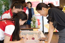 Bị kỳ thị, nghỉ việc vì được sếp.... cưng như "trứng"