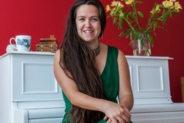 Cô gái tự cưới với chính mình