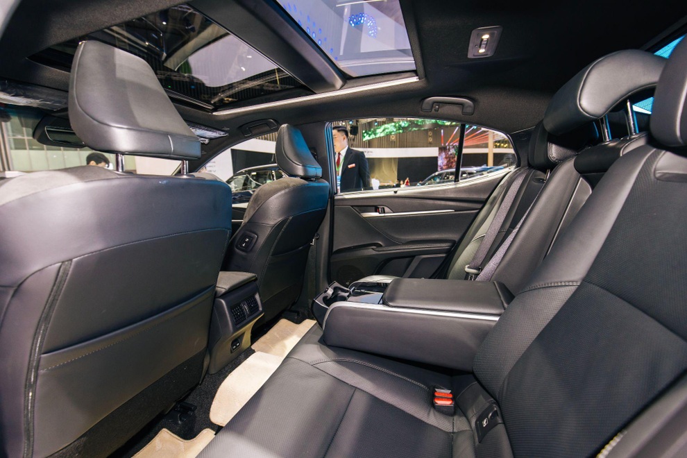 Toyota Camry 2024: Chiếc xe phản ánh sự năng động của doanh nhân hiện đại - 4 Toyota Camry 2024: Chiếc xe phản ánh sự năng động của doanh nhân hiện đại - 4