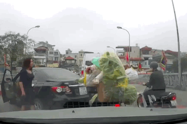 Xôn xao clip nữ tài xế định quay đầu ô tô trên cầu, gây gổ với người đi xe máy