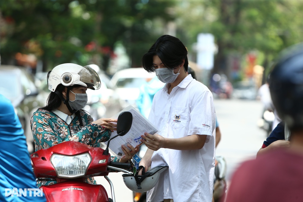Chiều nay, thí sinh thi vào lớp 10 tại Hà Nội làm bài môn ngoại ngữ - 2 Chiều nay, thí sinh thi vào lớp 10 tại Hà Nội làm bài môn ngoại ngữ - 2