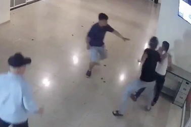 TPHCM: Một nam ca sĩ bị đánh gục trong chung cư