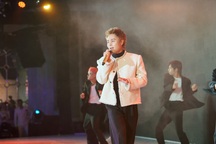 Tăng Duy Tân hát "cực sung" sau sự cố hủy show