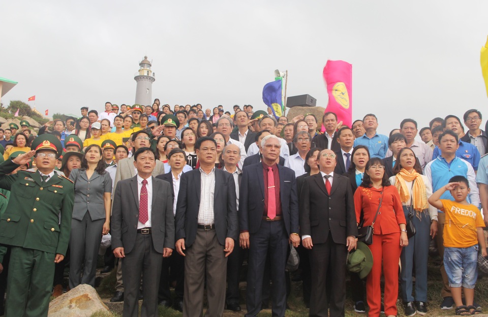 Linh thiêng lễ chào cờ đầu năm mới tại điểm cực Đông trên đất liền - 2 Linh thiêng lễ chào cờ đầu năm mới tại điểm cực Đông trên đất liền - 2