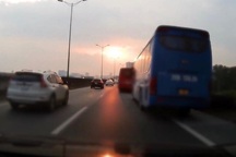 Lái xe khách bị phạt vì đi vào làn khẩn cấp đường Vành đai 3 trên cao