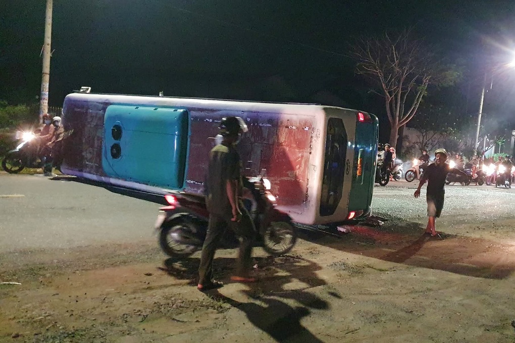 Lật xe chở công nhân, hơn 10 người bị thương ở Tây Ninh - 1