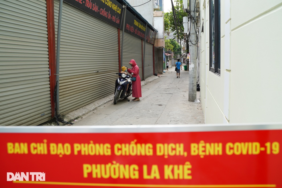 Phun khử khuẩn, xét nghiệm Covid-19 một khu dân cư và chợ dân sinh ở Hà Nội - 10 Phun khử khuẩn, xét nghiệm Covid-19 một khu dân cư và chợ dân sinh ở Hà Nội - 10