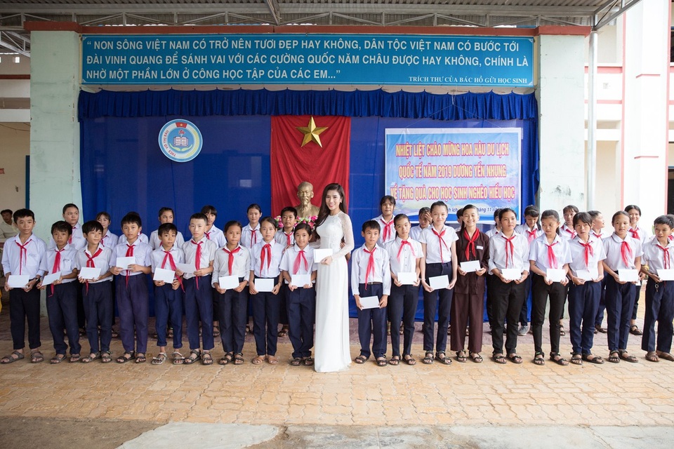 Hoa hậu Dương Yến Nhung truyền cảm hứng cho các em học sinh - 1 Hoa hậu Dương Yến Nhung truyền cảm hứng cho các em học sinh - 1