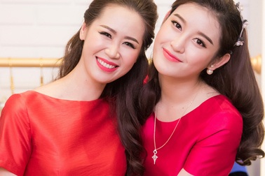 Dương Thùy Linh khoe dáng bên Á hậu Huyền My