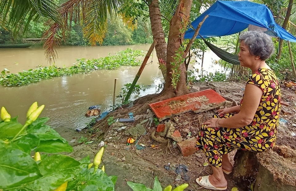 Xót xa cảnh vợ tâm thần lơ ngơ chăm chồng bị tai biến nằm liệt - 5 Xót xa cảnh vợ tâm thần lơ ngơ chăm chồng bị tai biến nằm liệt - 5