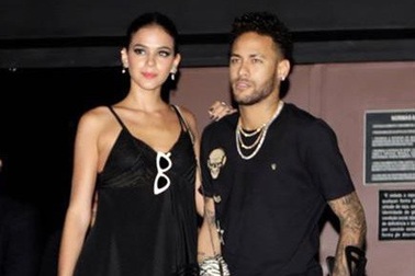 Neymar chống nạng đi hẹn hò tình tứ với bồ xinh