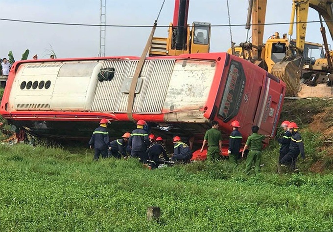 Ôtô lao xuống ruộng, một hành khách chết - Ảnh 1. Ôtô lao xuống ruộng, một hành khách chết - Ảnh 1.