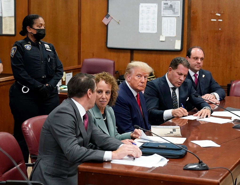 Cựu Tổng thống Trump trình diện tòa án, khẳng định vô tội trước 34 tội danh - 3 Cựu Tổng thống Trump trình diện tòa án, khẳng định vô tội trước 34 tội danh - 3