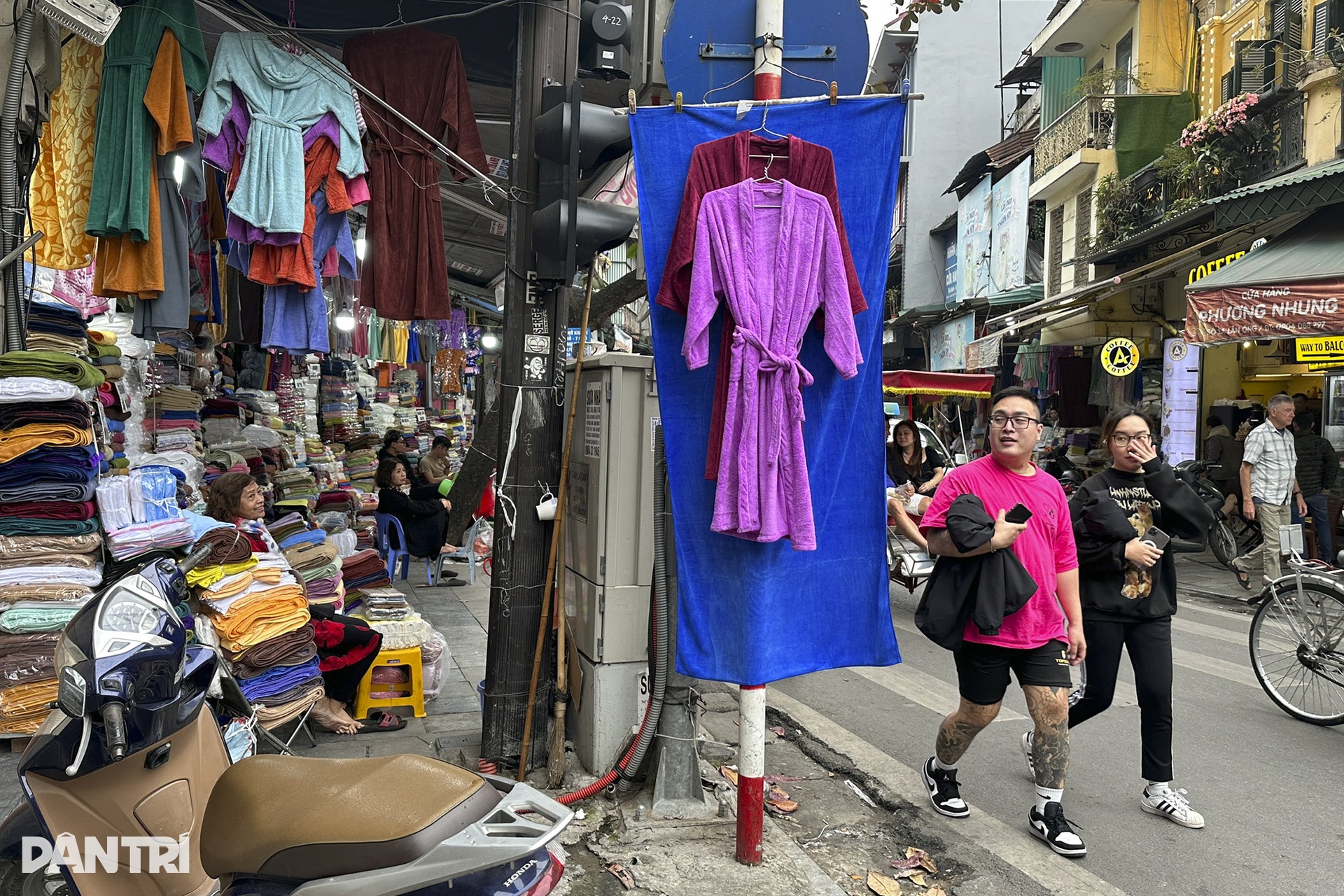 Vỉa hè ở Hà Nội không dành cho người đi bộ - 9 Vỉa hè ở Hà Nội không dành cho người đi bộ - 9