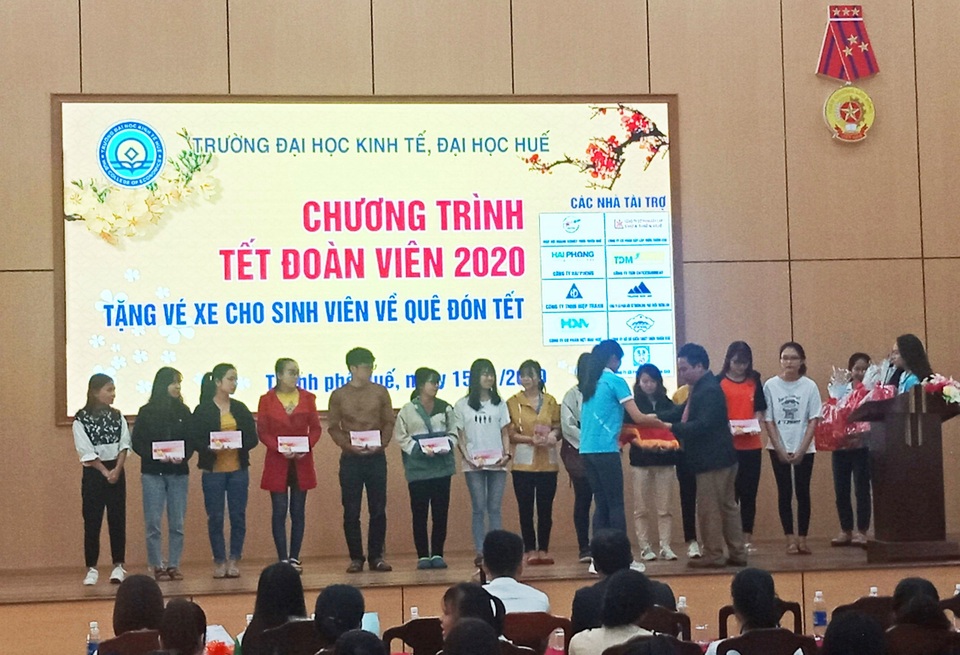 Tặng vé xe, mứt Tết cho sinh viên khó khăn về quê - 1 Tặng vé xe, mứt Tết cho sinh viên khó khăn về quê - 1