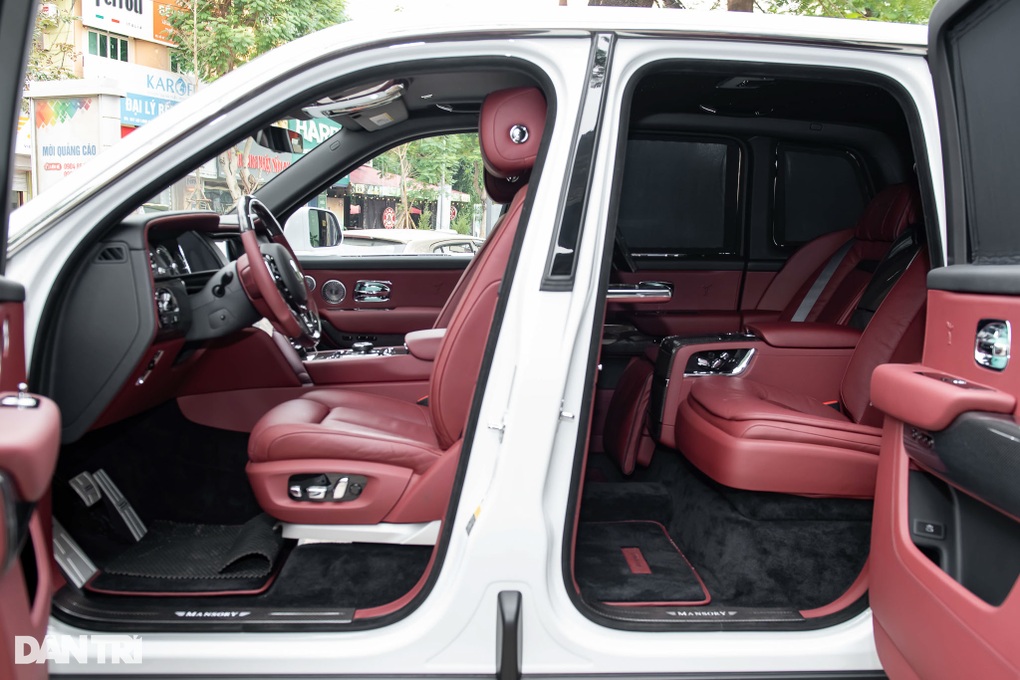 Rolls-Royce Cullinan độ Mansory đầu tiên về Việt Nam, đăng kiểm mất cả năm - 11 Rolls-Royce Cullinan độ Mansory đầu tiên về Việt Nam, đăng kiểm mất cả năm - 11