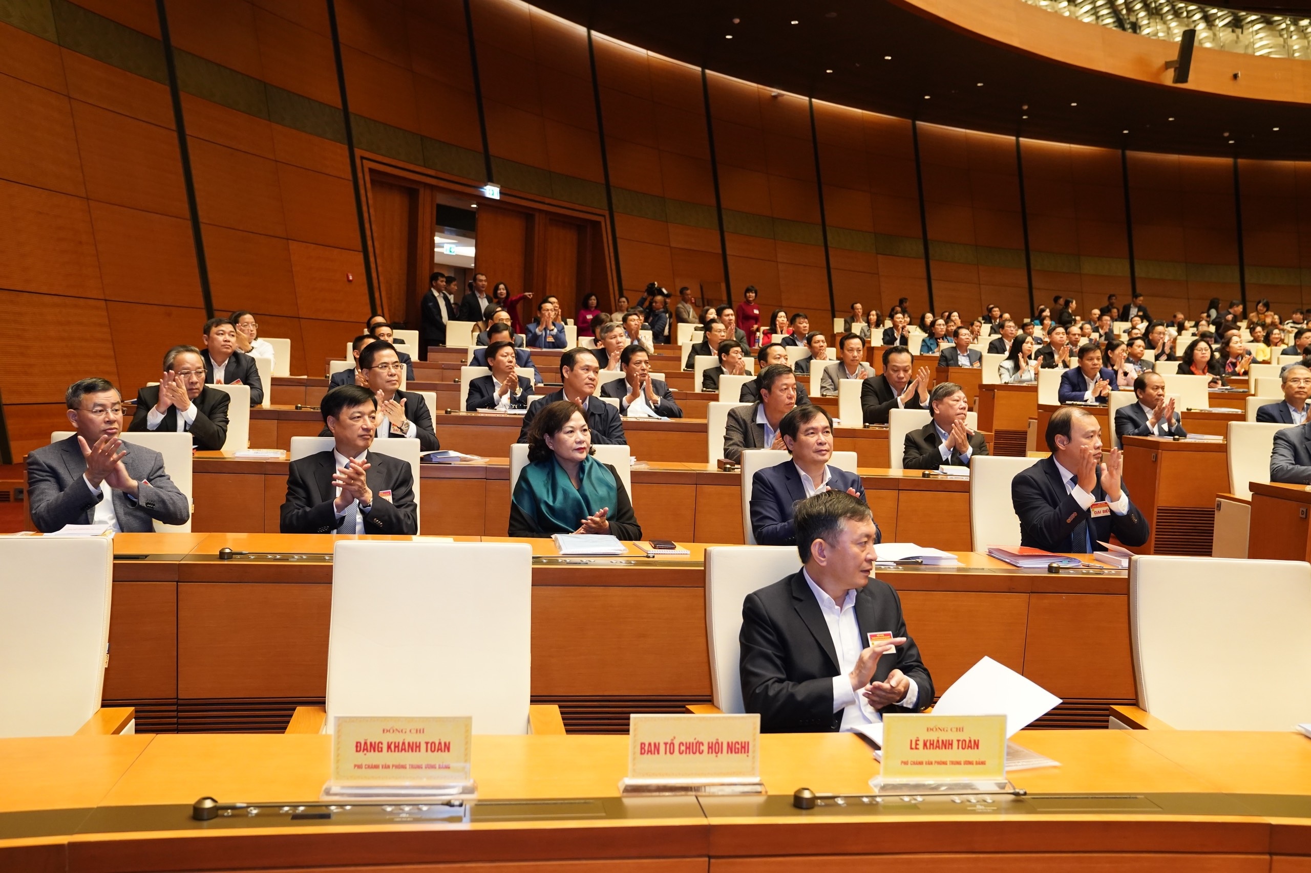 Alt kademedekilerin, üstlerinin ne söyleyeceğini düşünmelerini seçmeleri tehlikelidir - 2 Cán bộ cấp dưới cứ lựa cấp trên nghĩ gì để nói thì nguy hiểm - 2