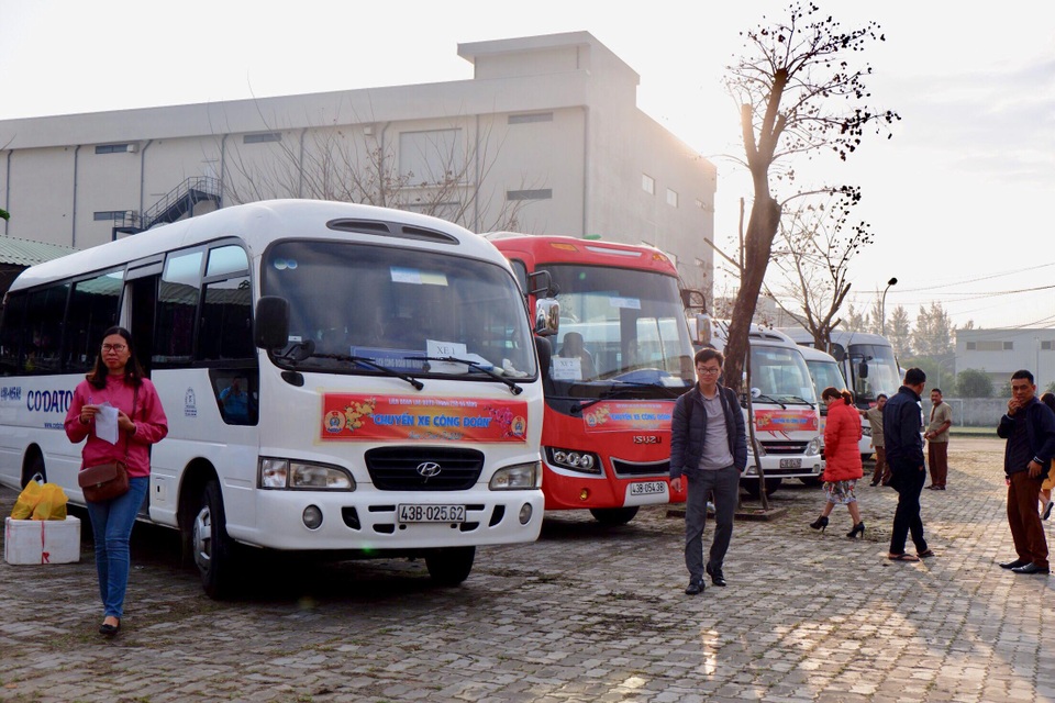 Đà Nẵng: Chuyến xe công đoàn đưa hàng ngàn công nhân về quê ăn Tết - 1 Đà Nẵng: Chuyến xe công đoàn đưa hàng ngàn công nhân về quê ăn Tết - 1
