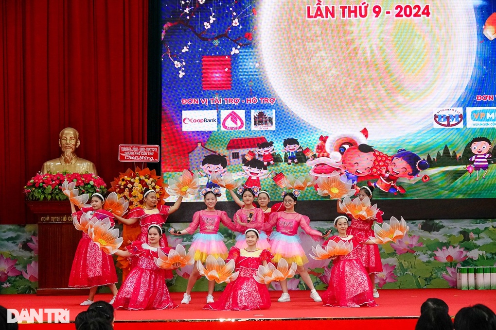 Hàng nghìn phần quà giúp thắp sáng niềm tin cho trẻ em khuyết tật ở ĐBSCL - 1 Hàng nghìn phần quà giúp thắp sáng niềm tin cho trẻ em khuyết tật ở ĐBSCL - 1