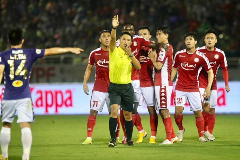 Trọng tài “cướp” phạt đền của CLB TPHCM nhận án phạt - 1 Trọng tài “cướp” phạt đền của CLB TPHCM nhận án phạt - 1