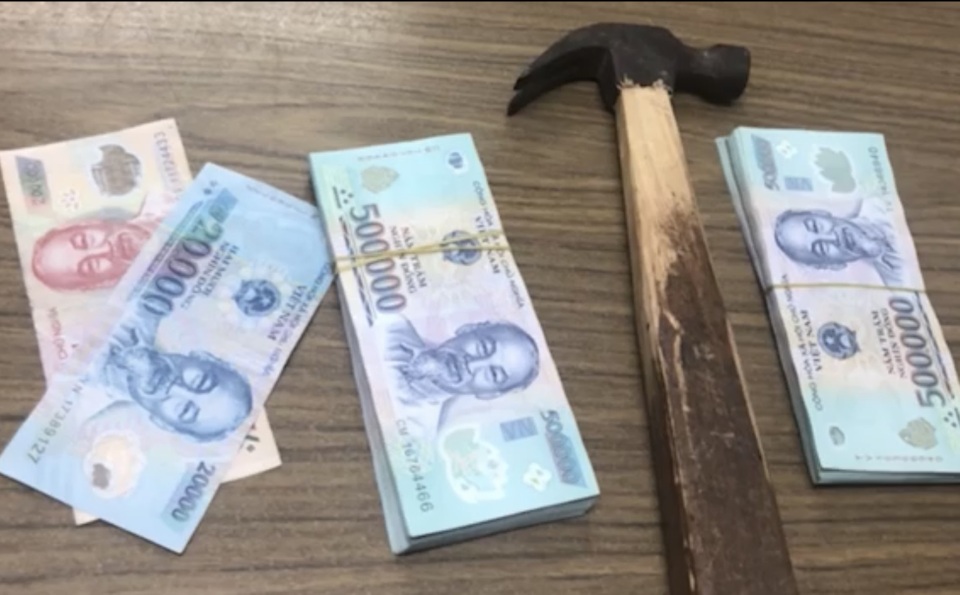 Một đối tượng khai 6 lần đập cửa kính ô tô, trộm 400 triệu đồng - 2