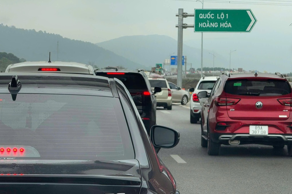 4 ô tô va chạm liên hoàn, cao tốc qua Thanh Hóa ùn tắc - 2 4 ô tô va chạm liên hoàn, cao tốc qua Thanh Hóa ùn tắc - 2