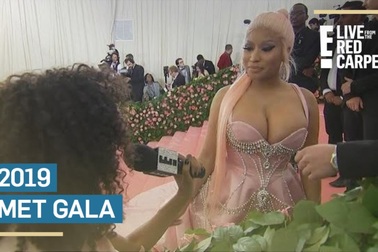 Nicki Minaj diện váy hở bạo