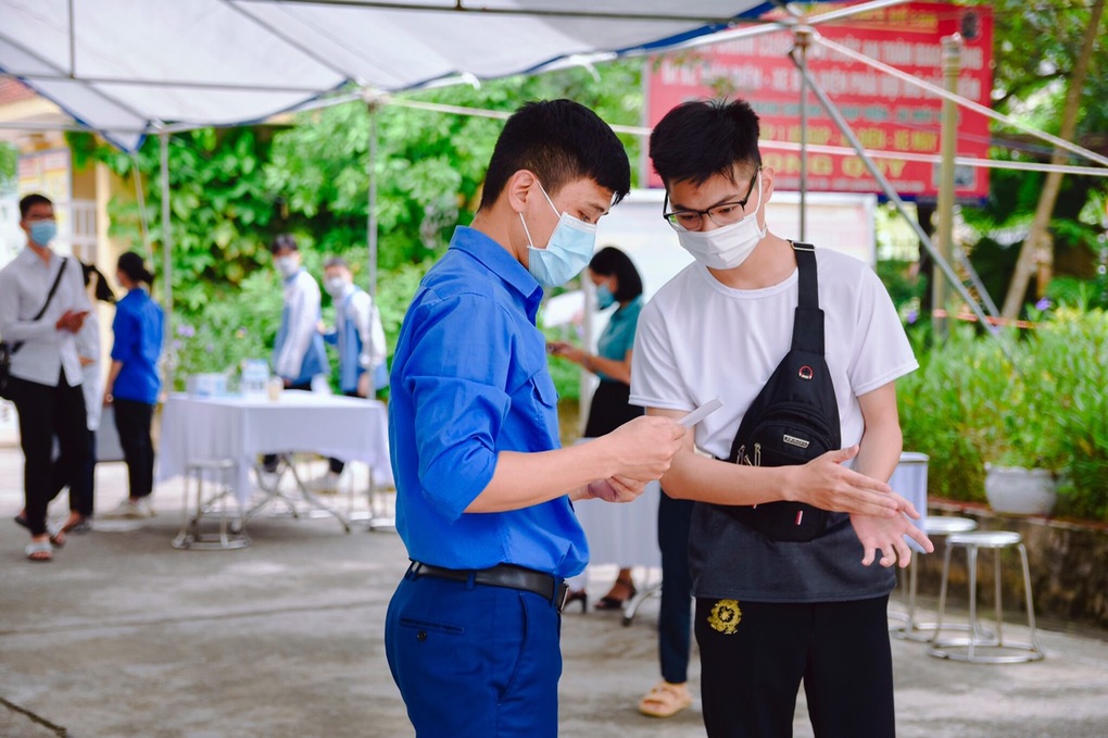 5.400 tình nguyện viên phủ khắp Hà Nội, tiếp sức mùa thi ngày cao điểm - 12 5.400 tình nguyện viên phủ khắp Hà Nội, tiếp sức mùa thi ngày cao điểm - 12