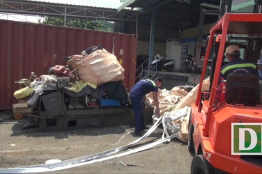 Khám xét container hàng cấm nhập khẩu tại cảng Cát Lái