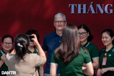 Giám đốc điều hành Apple Tim Cook dự một tiết học của học sinh Hà Nội