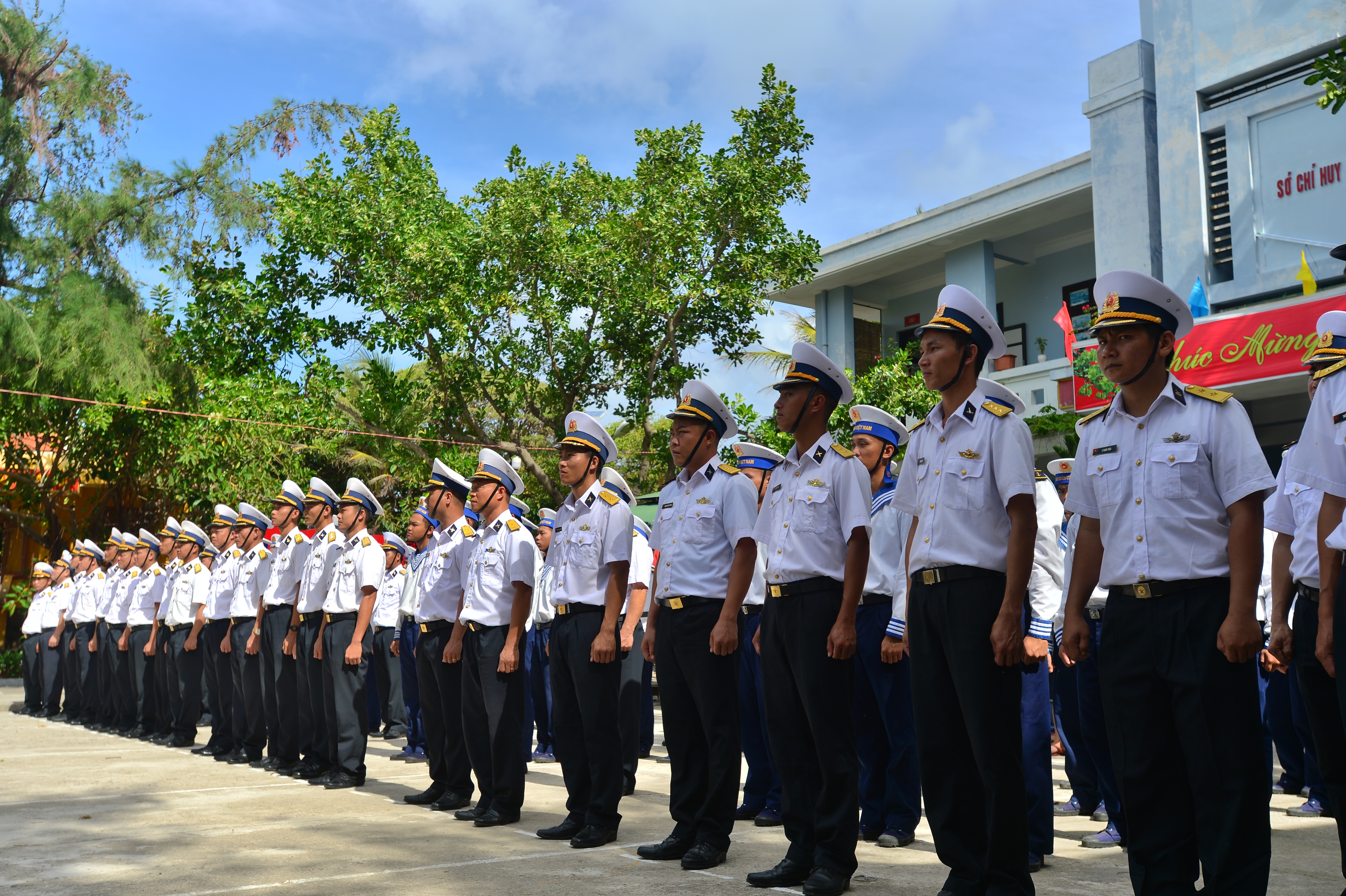 Thiêng liêng lễ chào cờ đầu năm mới tại Trường Sa - 5