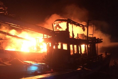 Hai tàu đánh cá bốc cháy khi đang neo đậu tránh bão