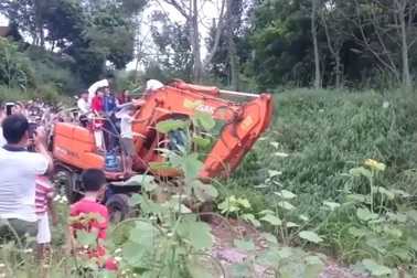 Đám cưới rước dâu qua sông bằng máy xúc