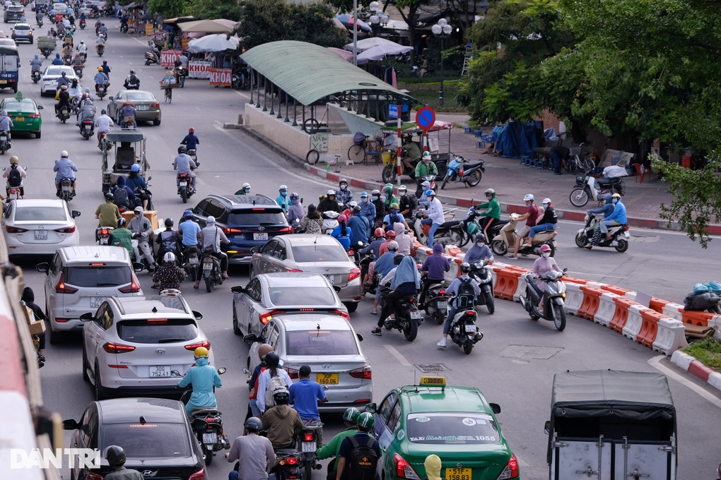 Vác xe, chạy ngược chiều vượt điểm nóng giao thông vừa phân luồng - 6