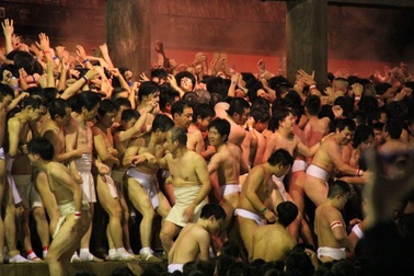 Hàng nghìn trai tráng khỏa thân tranh cướp gậy may mắn trong ngày hội lạ