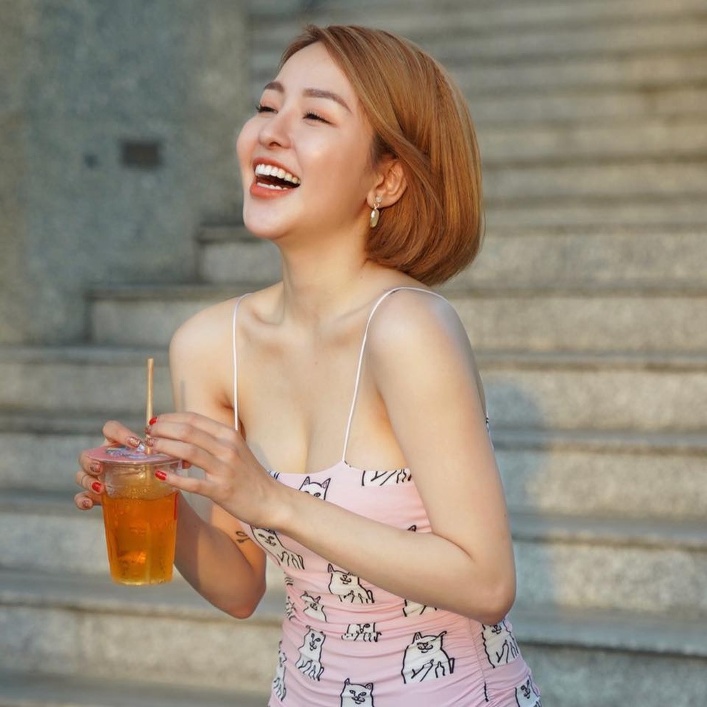 Hot girl thị phi Trâm Anh mượn cớ cổ vũ đội tuyển để quảng cáo cá độ - 5 Hot girl thị phi Trâm Anh mượn cớ cổ vũ đội tuyển để quảng cáo cá độ - 5