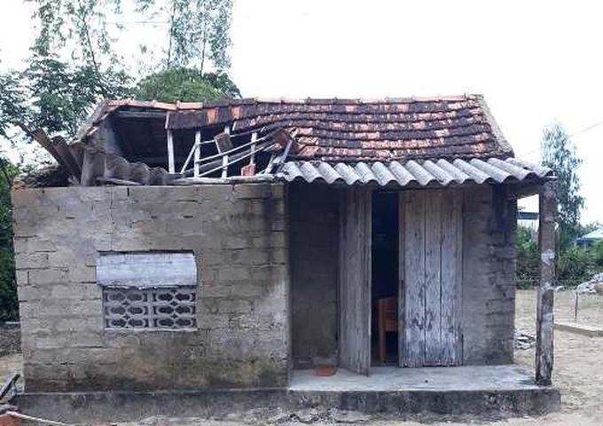 Ngôi nhà của em Nguyễn Thị Xuân đã bị sập sệ, rất nguy hiểm trước khi mưa bão đến
