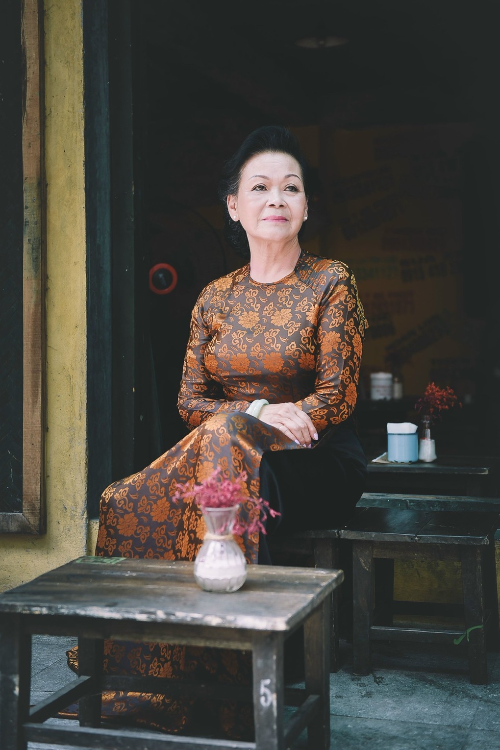 Danh ca Khánh Ly đẹp nền nã với áo dài tím - 6 Danh ca Khánh Ly đẹp nền nã với áo dài tím - 6